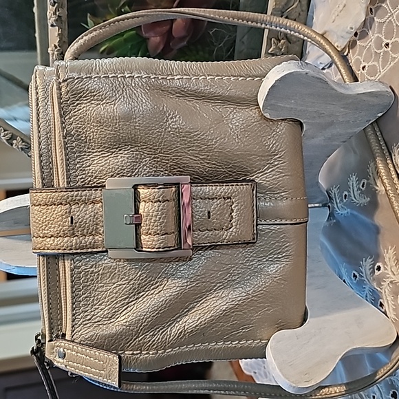 EUC CLARKS MULTI COMPARTMENT GOLD CROSSBODY PURSE BAG MAGNETIC CLOSURE - Picture 2 of 10